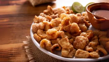 El chicharrón es una fritura de la piel del cerdo o de carne de cerdo con piel así se conoce en Colombia, Perú, México y algunos países de Latinoamérica, en otros países como España se les conoce como torrezno.