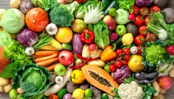 Al comer verduras de manera regular aportamos al cuerpo un alto contenido de vitaminas y minerales, como vitaminas C y A, potasio, cobre, flúor, fósforo, magnesio y zinc. Además, son nutrientes con baja densidad de energía (pocas calorías), esto se traduce en que no se acumula el exceso en el cuerpo y no se genera una ganancia de peso. No contienen grasas saturadas.