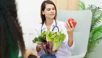 Nuestra recomendación en MedicoVirtual basada en múltiples estudios científicos y en el conocimiento médico que caracteriza a nuestros profesionales, es aumentar el consumo de verduras a 3 o más al día, las puedes incluir en todas sus comidas.